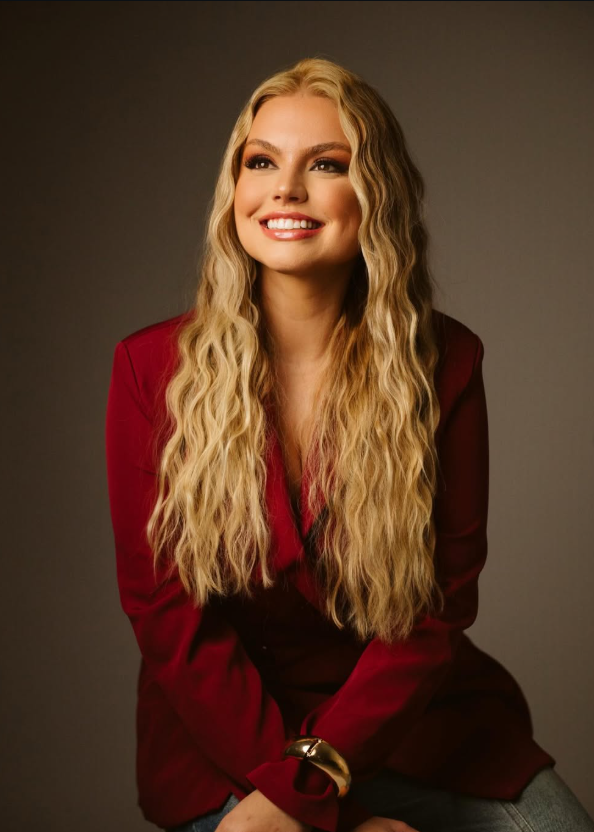 Dra. Camila Mioduski sorrindo